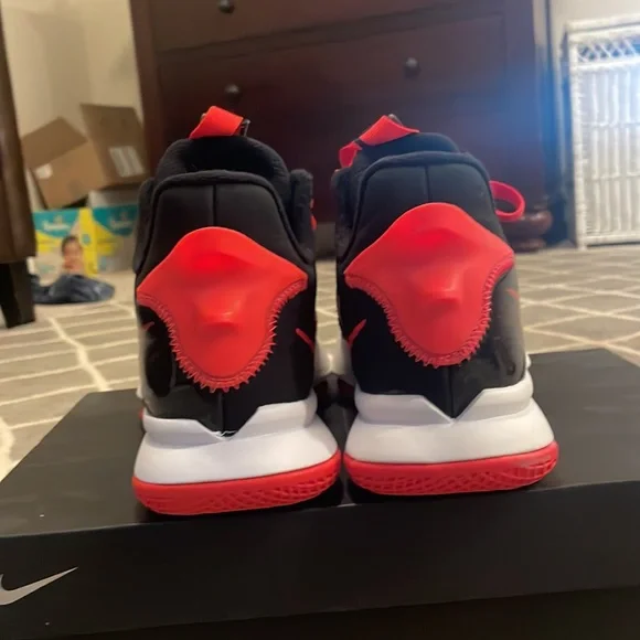 Lebron witness V black,red and white size 7.5 mens - Picture 4 of 7